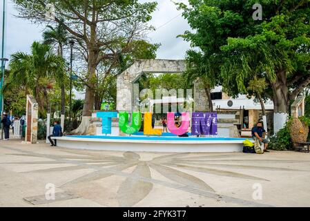 Wunderschöne Aussicht auf das farbenfrohe Schild von Tulum in Tulum Stockfoto