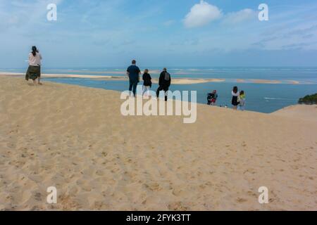 Arcachon, Frankreich, Gruppen von Touristen zu besuchen, Strandszenen, Urlaub, die Düne von Pilat (Grande Dune du Pilat) höchste Sanddüne in Europa, in La Teste-de-Buch in der Bucht von Arcachon, Stockfoto