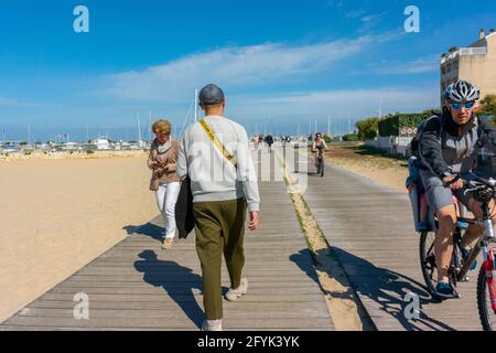 Arcachon, Frankreich,Touristen besuchen, Strandszenen, Menschen im Urlaub, Wandern Radfahren, Boardwalk Stockfoto