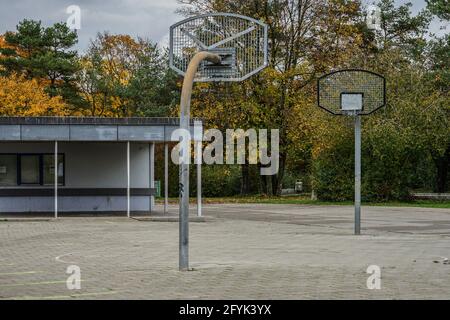 Bakettball Reifen auf einem asphaltierten Basketballplatz in einem Erholungsgebiet. Stockfoto