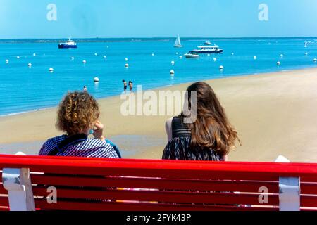 Arcachon, Frankreich, Touristen zu Besuch, Strandszenen, Frauen im Urlaub, auf der öffentlichen Bank sitzen, dahinter Stockfoto