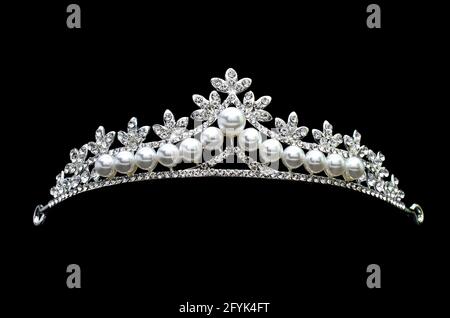 Tiara mit Perlen isoliert auf schwarzem Hintergrund Stockfoto