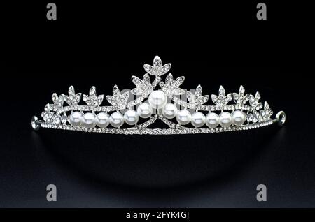Tiara mit Perlen isoliert auf schwarzem Hintergrund Stockfoto