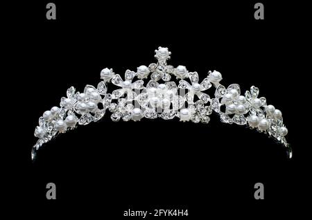 Tiara mit Perlen isoliert auf schwarzem Hintergrund Stockfoto