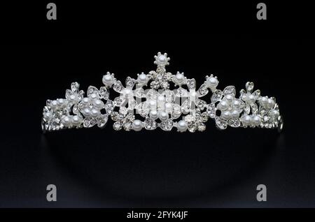 Tiara mit Perlen isoliert auf schwarzem Hintergrund Stockfoto
