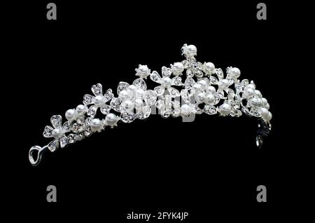 Tiara mit Perlen isoliert auf schwarzem Hintergrund Stockfoto