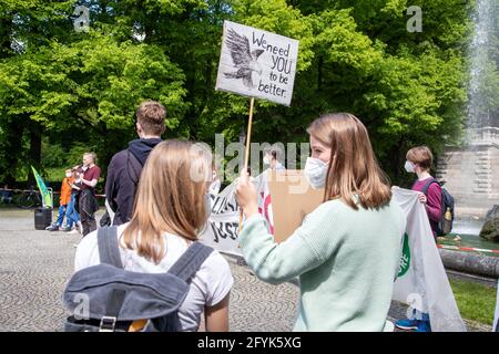 Demonstrantin hält ein Schild mit der Aufschrift: ' We need you to be better. Um die 80 Menschen zu sammeln sich am 28. Mai 2021 in München, um für Klimagerechtigkeit zu demontieren. * der Protestor hält ein Schild mit der Aufschrift: „ Wir brauchen dich, um besser zu sein. Am 28. Mai 2021 nahmen rund 80 Menschen an einer Demonstration für Klimagerechtigkeit in München Teil. (Foto: Alexander Pohl/Sipa USA) Quelle: SIPA USA/Alamy Live News Stockfoto