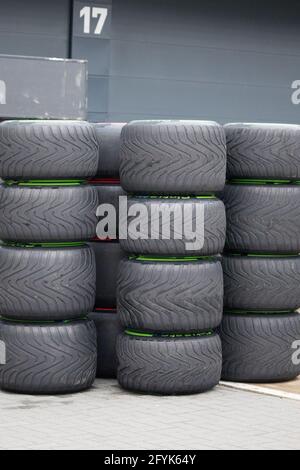 Stapel von F1 Pirelli-Reifen, die auf der Silverstone-Strecke im Fahrerlager aufgenommen wurden. Stockfoto