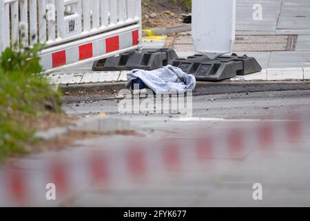 Hamburg, Deutschland. Mai 2021. Am abgesperrten Tatort liegen Kleidungsstücke. Bei einem Polizeieinsatz in Hamburg-Winterhude wurde am Freitag ein Mann von Beamten getötet. Der unbekannte Mann hatte zuvor Autos gestoppt, sie beschädigt und die Fahrer mit einem Messer bedroht, sagte eine Polizeisprecherin. Quelle: Jonas Walzberg/dpa/Alamy Live News Stockfoto