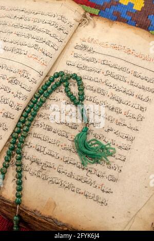 Uralte Hand geschrieben Koran mit Gebetsperlen Stockfoto