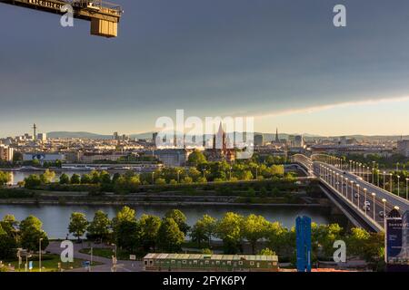 Wien, Wien: Baustellengrube, Kran, Projekt 'Danube Flats', Wiener Innenstadt, Donau, Reichsbrücke 00. Übersicht, wie Stockfoto