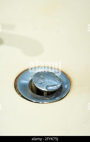 Wasserablauf im Waschbecken Stockfoto