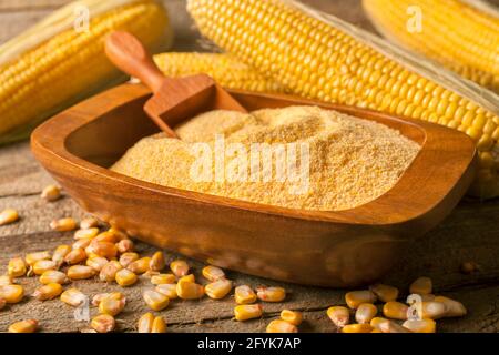 Hausgemachter, biologisch erzeugter Mais Gritz polenta auf rustikalem Holz Tabelle Stockfoto