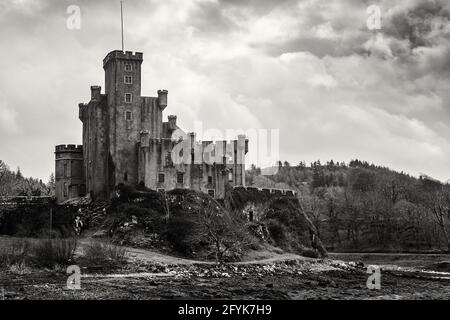 Dunvegan Castle, Sitz des Clan MacLeod, Isle of Skye, erbaut auf erhöhten Felsen mit Blick auf die Ufer des Loch Duvegan. Stockfoto