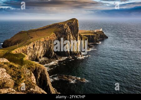 Neist Point Lighthouse in der Nähe von Glendale an der Westküste der Isle of Skye in den Highlands von Schottland. Stockfoto