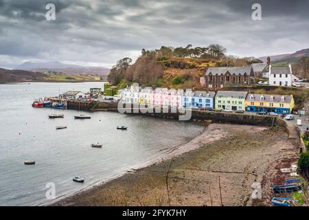 Mehrfarbige Häuser blicken auf den malerischen Hafen von Portree auf der Isle of Skye. Stockfoto