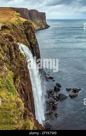 Mealt Falls auf der Isle of Skye, wo das Wasser von Loch Mealt über schroffe Klippen in den Sound of Raasay stürzt. Stockfoto