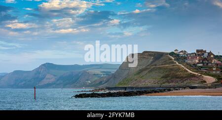 West Cliff and Sea Defences in West Bay in Dorset, einem Teil der Jurassic Coast. Stockfoto