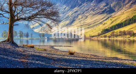 Reflexionen in Buttermere an einem herrlich ruhigen Frühlingsmorgen im Lake District National Park. Stockfoto