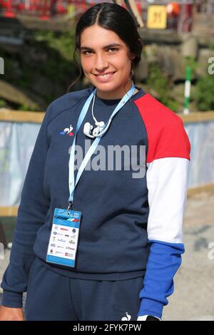 Angele UMARMUNG von Frankreich bereitet sich auf den Wettbewerb im Halbfinale Der ECA Kanuslalom C1 Europameisterschaften auf der Dora Baltea River am 9. Mai 2021 Stockfoto