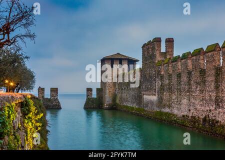 Die Burg am See, Scaliger Castle, in Sirmione am Gardasee. Stockfoto