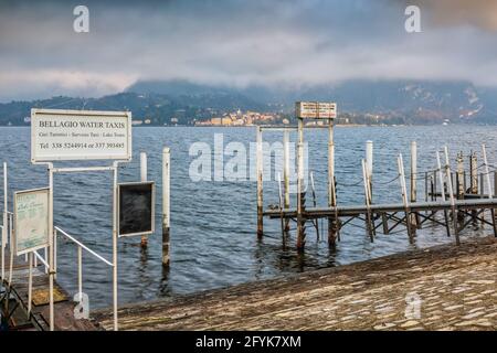 Anlegestelle für Bellagio Wassertaxis mit Seetouren in Bellagio am Comer See. Stockfoto