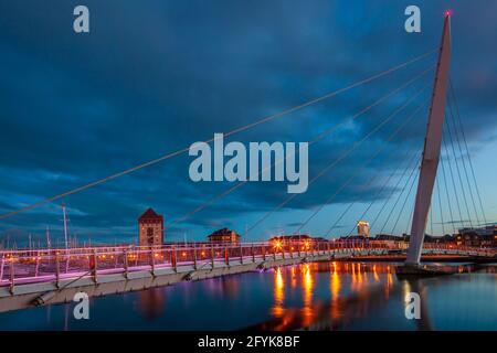 Abendliche Reflexionen an der Swansea Sail Bridge auf dem Fluss Tawe am Yachthafen in Swansea. Stockfoto