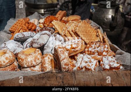 Auf dem Bauernmarkt ist eine Auswahl an handwerklichem Brot erhältlich. Viele verschiedene Brotsorten, eingewickelt in Bastelpapier. Konzept für kleine Unternehmen – baki Stockfoto