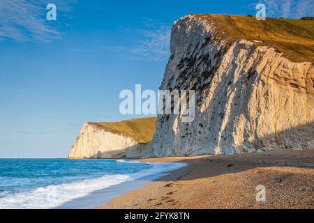 Blick nach Westen von Durdle Door auf die Kreidespitze von bat's Head an der Dorset-Küste. Stockfoto