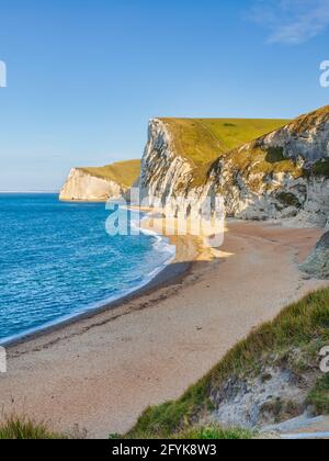 Blick nach Westen von Durdle Door auf die Kreidespitze von bat's Head an der Dorset-Küste. Stockfoto