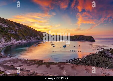 Ein herrlicher Sonnenaufgang in der wunderbaren Lulworth Cove in Dorset. Stockfoto