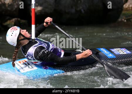 Tereza KNEBLOVA aus der Tschechischen Republik nimmt an der Frauenkane Teil (C1) Halbfinale während der ECA Kanuslalom Europameisterschaft auf Die Dora Baltea Stockfoto