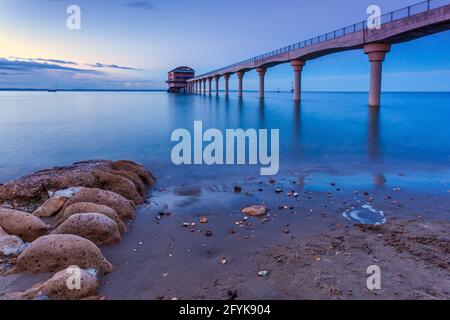 Bembridge Lifeboat Station an einem Sommerabend zur blauen Stunde auf der Isle of Wight. Stockfoto