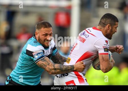 Joel Thompson (11) aus St. Helens wird von Josh angegangen Griffin (4) von Hull FC Stockfoto