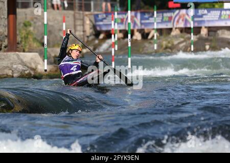 Tereza FISEROVA aus der Tschechischen Republik nimmt an der Kanubestufe für Frauen Teil (C1) Halbfinale während der ECA Kanuslalom Europameisterschaft auf Die Dora Baltea Stockfoto