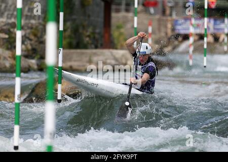 Gabriela SATKOVA aus der Tschechischen Republik tritt beim Frauen-Kanu an (C1) Halbfinale während der ECA Kanuslalom Europameisterschaft auf Die Dora Baltea Stockfoto