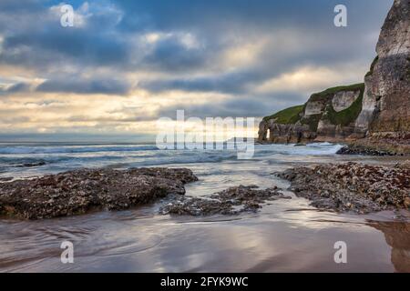 Rock Arch, bekannt als Elephant Rock am Whiterocks Beach, liegt direkt an der Causeway Coastal Route an der Nordküste von Nordirland. Stockfoto