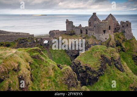 Das Dunluce Castle im County Antrim, Nordirland. Die mittelalterliche Burg als Grayjoy Schloss im Spiel der Throne vorgestellt. Stockfoto