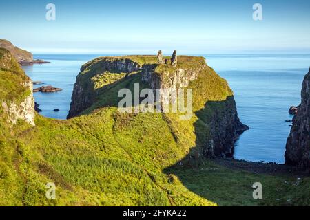 Die Ruinen von Dunseverick Castle auf den Klippen der Causeway Coast in der Grafschaft Antrim, Nordirland. Stockfoto