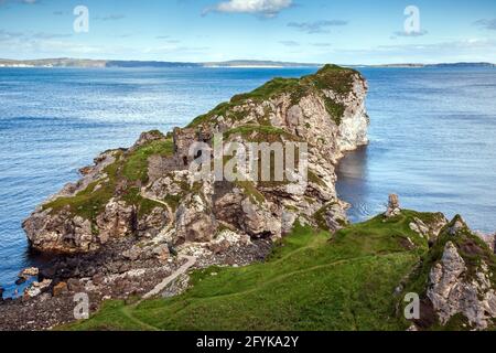 Kinbane Head und Kinbane Castle in der Nähe von Ballycastle an der nordirischen Nordküste von Antrim. Stockfoto