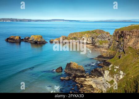 Die kleine Insel Carrickarede an der Causeway Coast ist durch die berühmte Seilbrücke Carrick-a-Rede mit dem Festland verbunden. Eine Location für Game of Thrones. Stockfoto