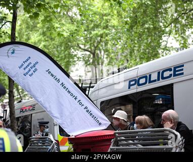 Aktivisten halten während der Shut Elbit Down-Demonstration am Elbit-Hauptquartier in London ein Transparent mit der Aufschrift Jüdisches Netzwerk für Palästina. Elbit Systems ist Israels größte private Rüstungsfirma, die ihre Waffen offen als „kampferprobt“ an palästinensischen Zivilisten vermarktet. Das Vereinigte Königreich beherbergt mindestens 10 seiner Produktionsstätten, die besser bekannt und als Todesfabriken bezeichnet werden und die die berüchtigtsten repressiven Regime der Welt versorgen. Die Palästina-Aktion zielt auf alle Unternehmen ab, die sich direkt an der andauernden militärischen Besetzung Israels und der anschließenden Kolonisierung Palästinas und der ethnischen Gruppe mitschuldig machen Stockfoto