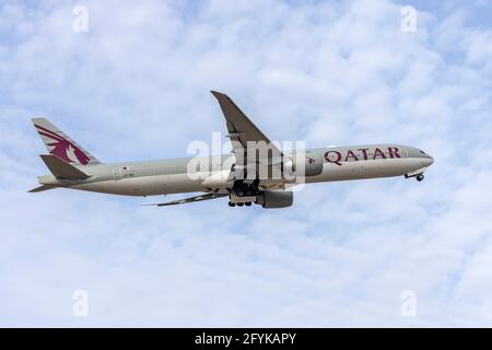 Qatar Airways Boeing 777-3DZ-er (REG: A7-BEF) verlässt die Start- und Landebahn 13 zurück nach Doha. Stockfoto