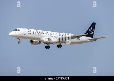 Star Alliance (Air Dolomiti) Embraer 195LR (ERJ-190-200LR)(REG: I-ADJV), die einen Lufthansa-Flug von München aus durchführt. Stockfoto