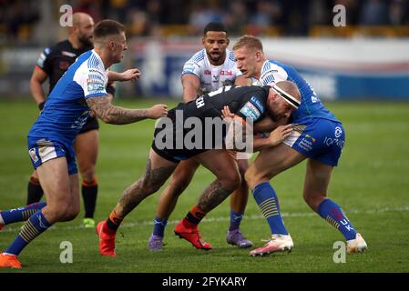 Castleford Tigers George Griffin wird von Leeds Rhinos Mikolaj Oledzki (rechts) während des Betfred Super League-Spiels im Mend-A-Hose Jungle Stadium, Castleford, angegangen. Bilddatum: Freitag, 28. Mai 2021. Stockfoto