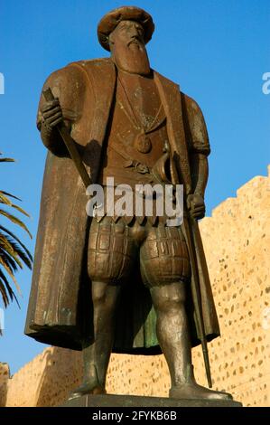 Vasco da Gama (Sines, 1465-Cochin, Indien, 1524). Portugiesischer Navigator und Entdecker. 1487 von Johannes II. Ernannt, um eine Expedition nach Indien zu leiten. Er unterzeichnete im Namen des Königs von Portugal einen Handelsvertrag und gründete Niederlassungen in Mosambik, Sofala und Cochin. Er war Vizekönig von Indien. Denkmal für Vasco da Gama, eingeweiht am 19. Dezember 1970 neben dem Westturm der Burg. Bronzeskulptur des Künstlers António Luís Branco de Paiva (1926-1987). Sines. Portugal. Stockfoto