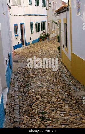 Portugal. Odemira. Blick auf eine typische gepflasterte Straße. Region Alentejo. Stockfoto