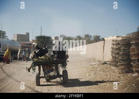 Aguejgal, Marokko - 18. Januar 2020: Straßen von Aguejgal. Straße mit Eselsfahrern in Aguejgal, Marokko. Stockfoto