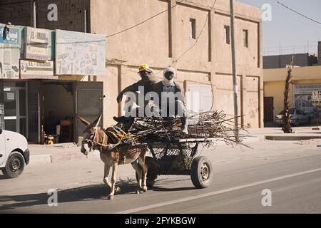 Aguejgal, Marokko - 18. Januar 2020: Straßen von Aguejgal. Straße mit Eselsfahrern in Aguejgal, Marokko. Stockfoto