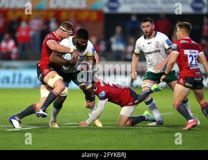 Der Londoner Iren Albert Tuisue wird von Gloucester's Alex Craig (links) und Louis Rees-Zammit während des Spiels der Gallagher Premiership im Kingsholm Stadium, Gloucester, angegangen. Bilddatum: Freitag, 28. Mai 2021. Stockfoto